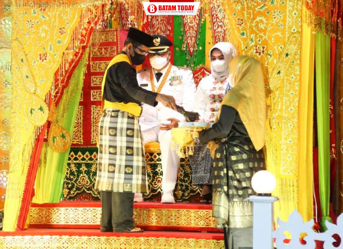 Bupati Anambas dan Istri saat menerima tepuk tepung tawar dari Ketua LAM